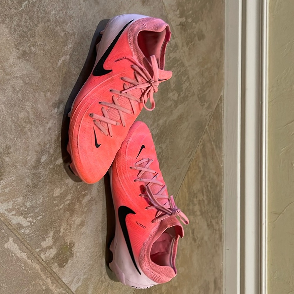 Nike Phantom GX soccer cleats. Size: women’s 8, men’s 6.5. Only wore for 2 mo.